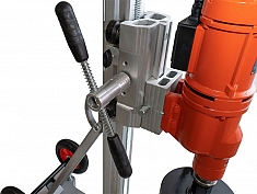 Крепление двигателя алмазной сверлильной установки Dr. Schulze Drillkomplekt 300 Optimum Plus Крепление двигателя алмазной сверлильной установки Dr. Schulze Drillkomplekt 300 Optimum Plus